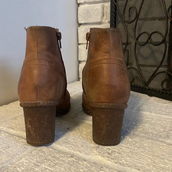 Clarks suede brown ankle boots - Picture 2 of 8